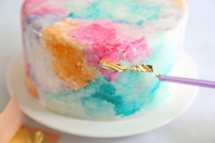 mici accente în aur pentru extraordinarul tort de nuntă tort-de-nunta-extraordinar-acuarela-instructiuni-fondant-frunze-de-aur-decorare