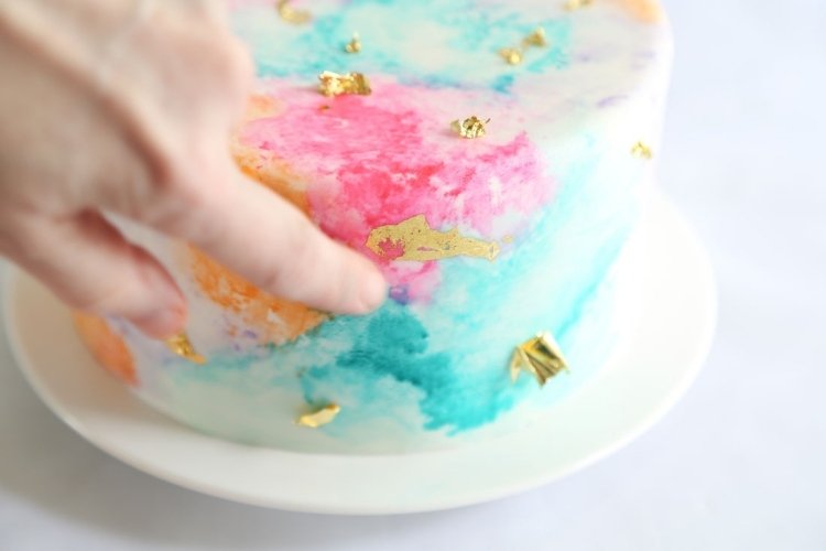 Introduceți cu grijă frunza de aur și fixați-o pe fondant tort-de-nunta-instructiuni-extraordinare-acuarela-frunze-aurii-decorare-efect-acuarela