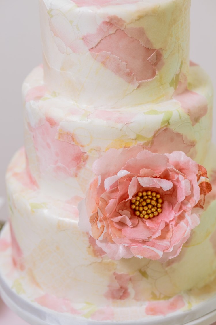 Tort de nunta cu efect acuarela folosind tehnica servetelului tort de nunta-extraordinar-acuarela-fondant-crema-alb-delicat roz-fin-fraged