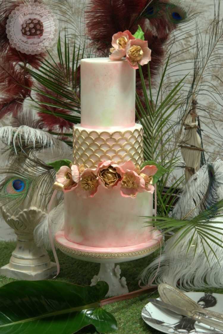 Tort de nunta cu efecte delicate de acuarela si flori de zahar tort de nunta-extraordinare-acuarela-flori-aur-roz-pal-decorate-pene de paun