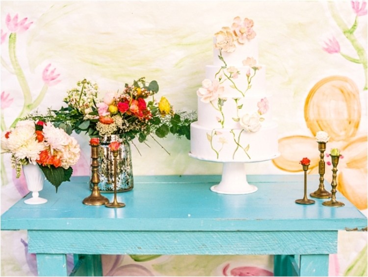 flori delicate din zahăr și cu efect acuarelă pe tortul de nuntă tort de nunta-extraordinare-acuarela-florale-delicate-albe-culori-pastelate