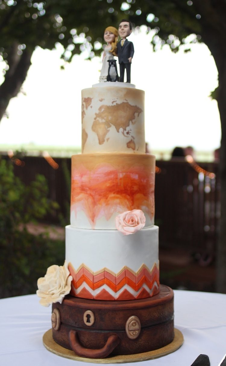 Un alt fel de tort de nuntă - cuplul și câinele lor tort-de-nunta-extraordinar-acuarela-portocaliu-figuri-amuzante-harta-lumii-valiza