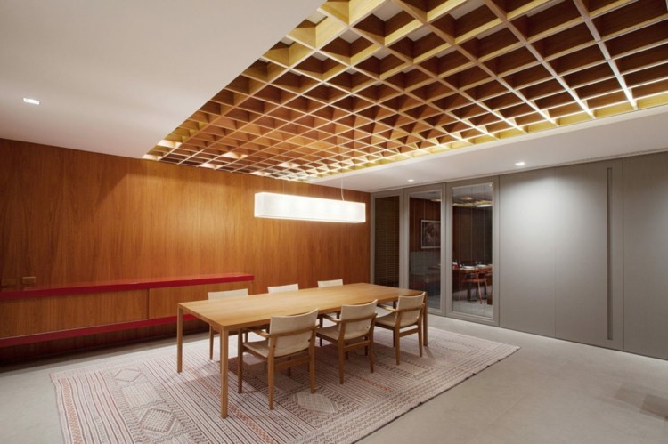 lemn-tavan-sticlă-uși-separatoare de camere-masă-scaune-comode-efect plutitor