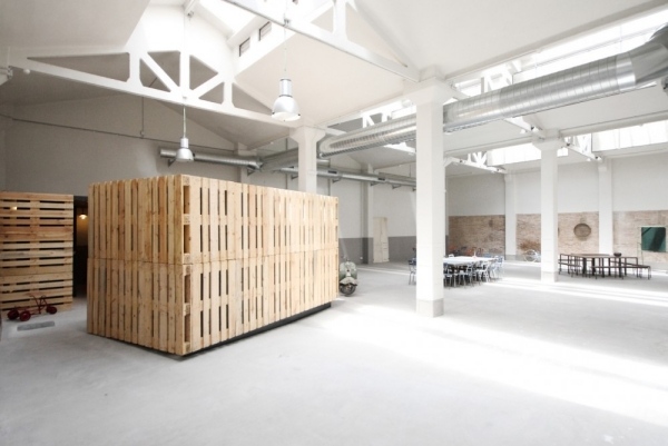 luminatoare de hol convertite podea de beton inundată de lumină luminatoare din sala de expoziții convertite inundate de lumină