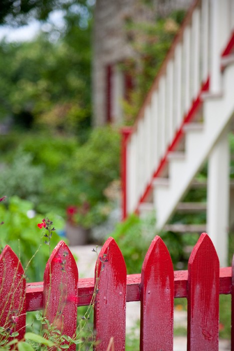 gard de gradina din lemn rosu lamele din lemn