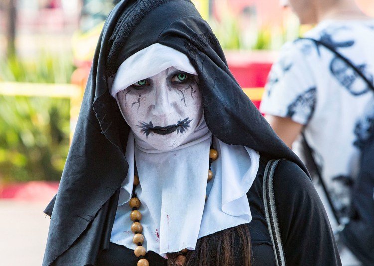 costum de groază pentru a inspira călugărițele filme de Halloween