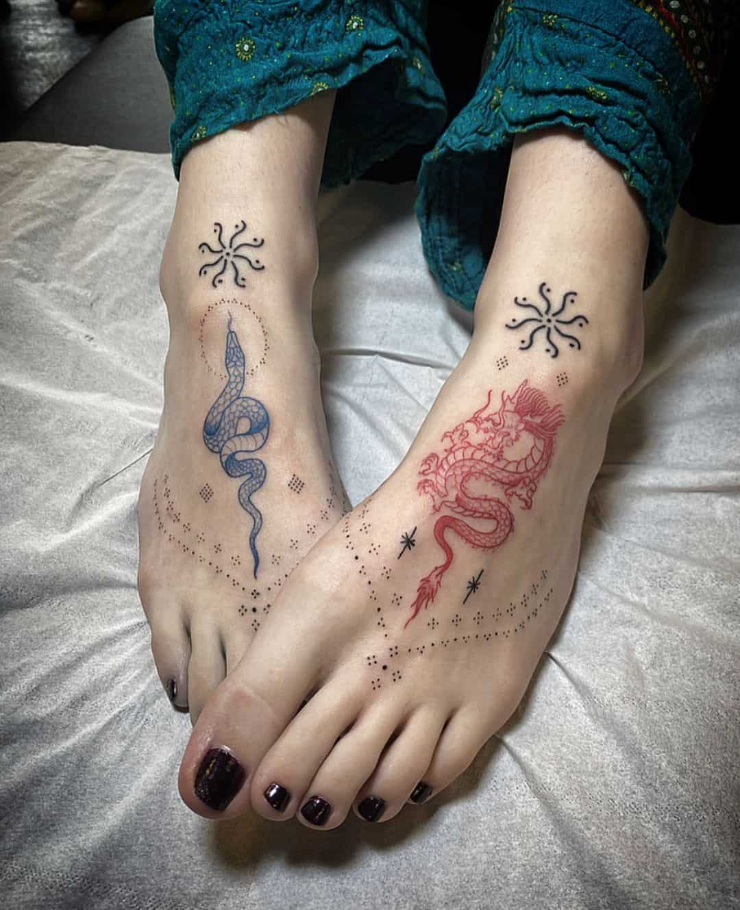 tatuaggio di serpente a piedi