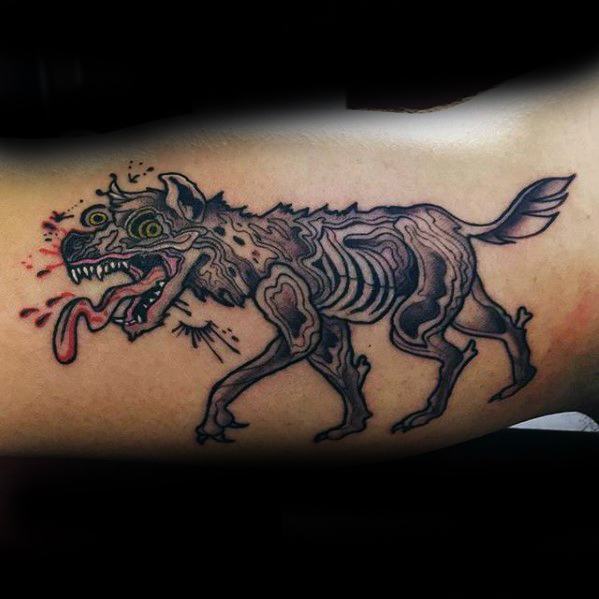 Tatuagem de hiena no bíceps para homens