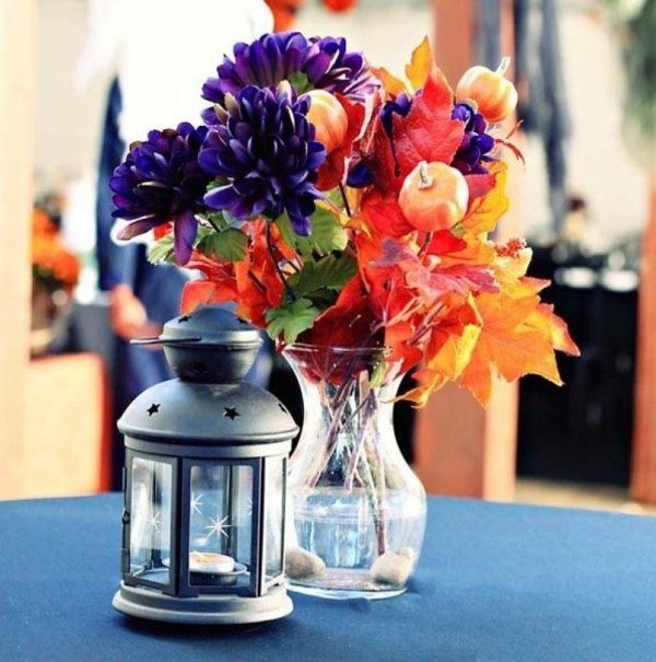 Frumoasa-deco-toamna-fata-de-masa-albastra-buchet-sticla-vaza