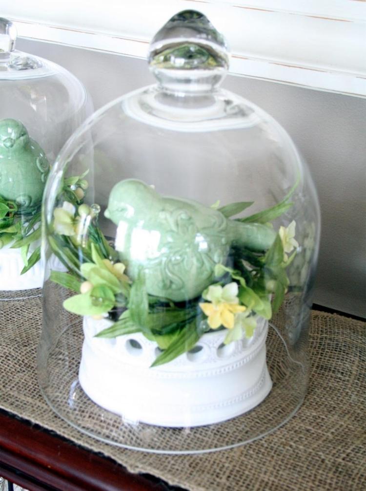 Pasăre din ceramică și flori mici sub borcan idei-primăvară-decorare-sticlă-clopot-strălucire-crocus-pasăre-ceramică