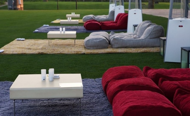 Beanbag în grădină pe un covor lângă o măsuță mică de cafea albă Idei-design terasă-modern-designer-beanbag-ambient lounge