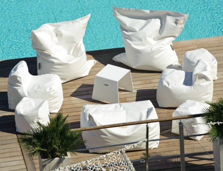 Pungă de fasole lângă piscina de pe terasa de lemn Idei-design terasa-sac de fasole-alb-tesatura-impermeabila-trona
