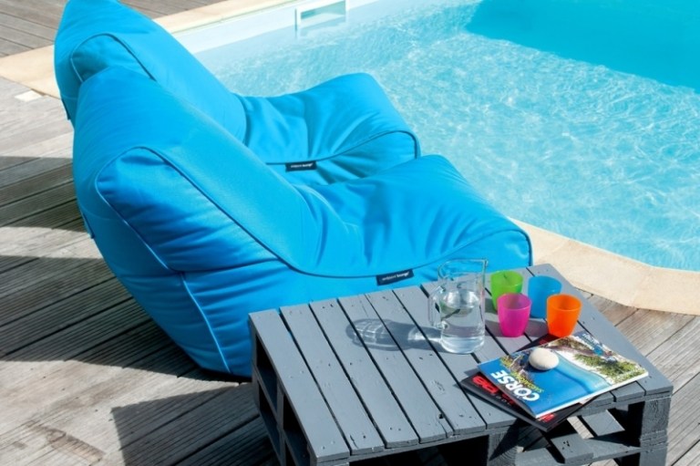 Beanbag albastru cu spătar - mobilier confortabil de lounge Idei-design terasa-modern-beanbag-piscina-lounge ambiental