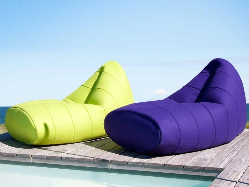 Aranjarea a două saci de fasole lângă marginea piscinei - idei pentru designul terasei Idei pentru amenajarea terasei-beanbag-șezlong-modern-design-sitt