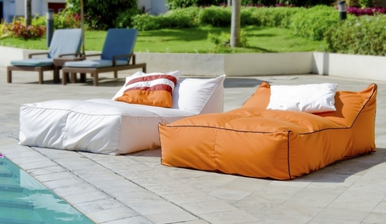 Sac de fasole XXL cu funcție înclinată pentru zona exterioară Idei-design terasă-beanbag-portocaliu-alb-poynters