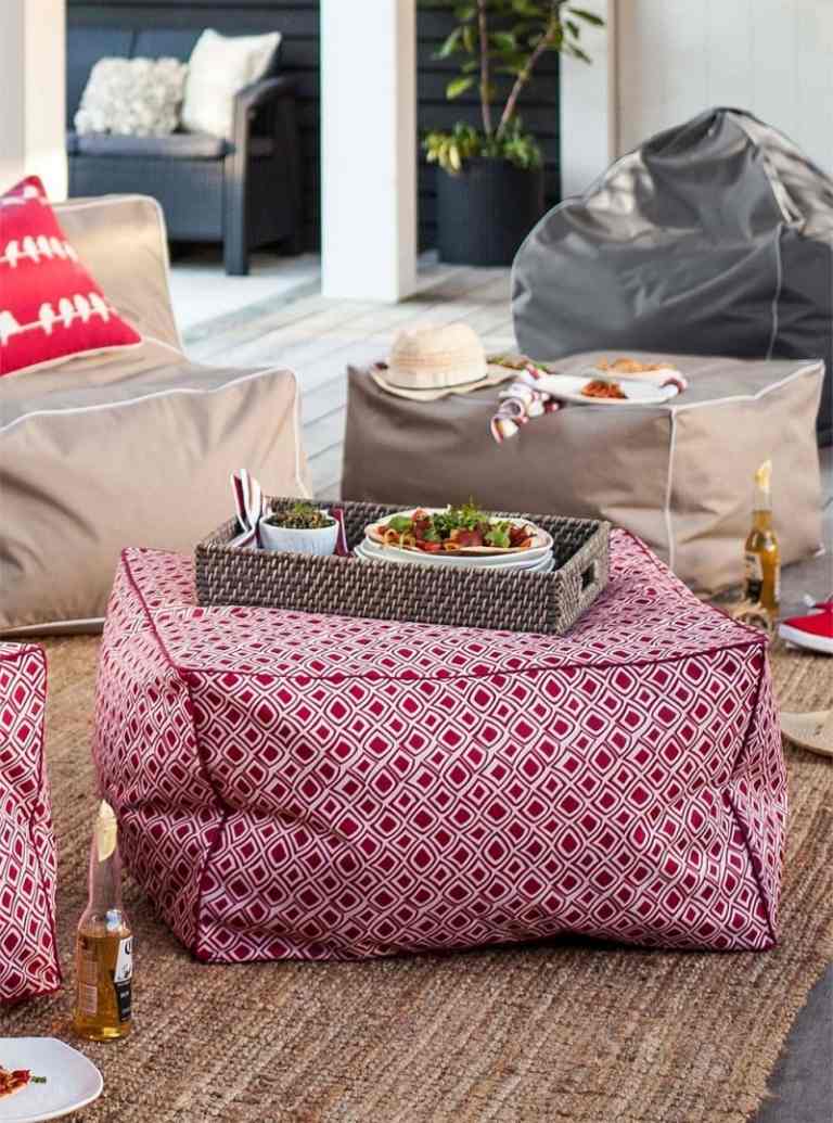 Pungile de fasole formează un grup mic de scaune pe balcon Idei-design terasa-modern-beanbag-colorat-ezibuy