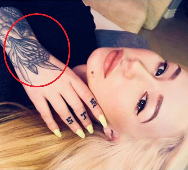 イギーアゼリアの花のタトゥー