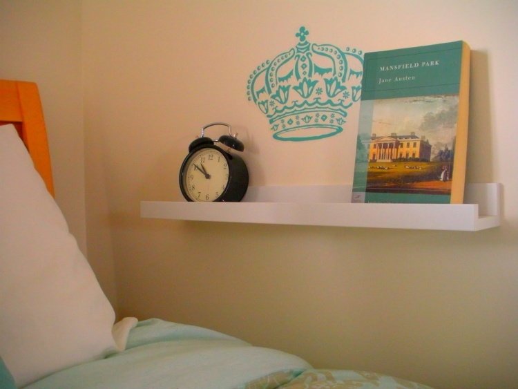 Marginea de imagine înlocuiește noptiera din dormitorul mic ikea-picture-molding-ribba-bedroom-wall-night-night-replacement