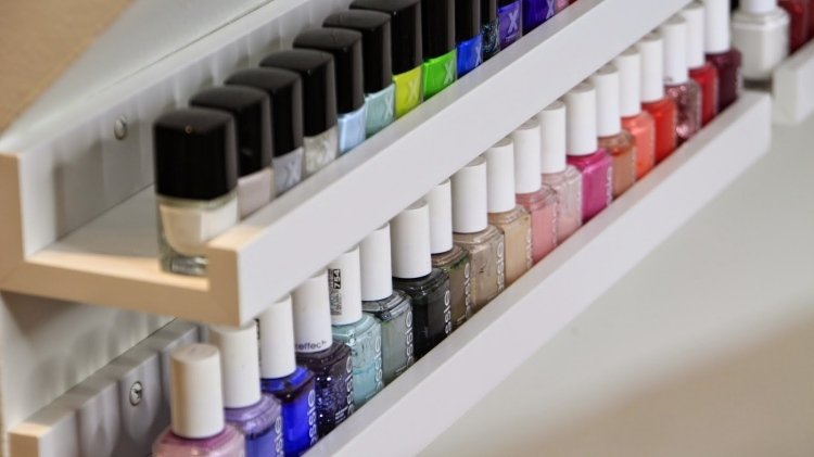 Mini rafturi pentru colecția colorată de oje ikea-picture-strip-ribba-set-up-nail-polish-rafturi-culori-colorate-depozitare-frumos-prezent