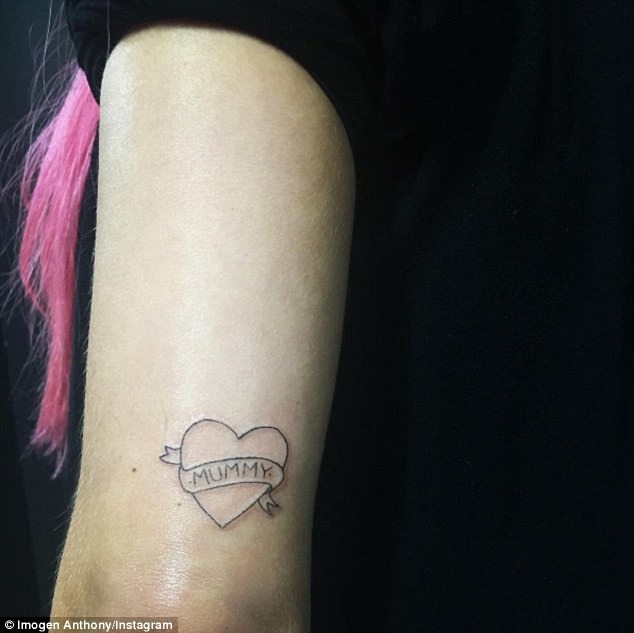 Imogen Anthony cuore tatuaggio