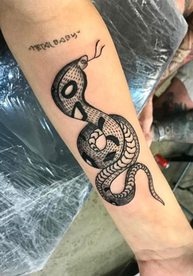 Imogen Anthony enorme serpente tatuaggio