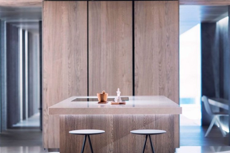 vârful insulei de bucătărie este iluminat indirect de jos iluminat indirect-masă-bucătărie-insulă-lemn-bucătărie-modernă