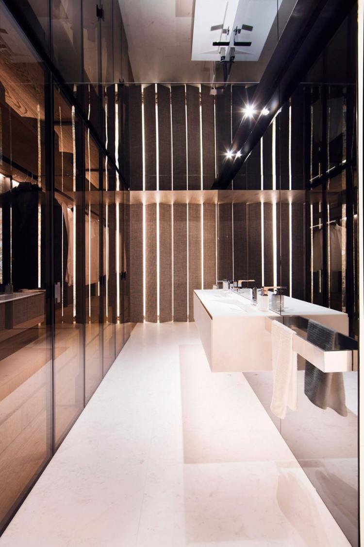 Dormitor separat de dressing printr-o baie mică iluminare indirectă-partiție-sticlă-baie-dressing-room