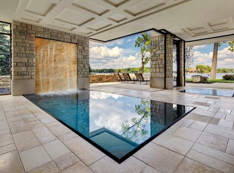 Piscină la parterul unei vile cu apă Apa piscinei interioare are casă de familie la parter