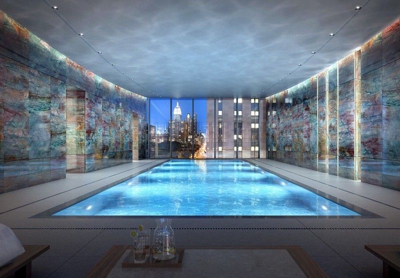 Piscină într-un apartament penthouse cu vedere frumoasă la New York Piscină interioară-gresie-piatră naturală-colorată-frumoasă-arată-modernă