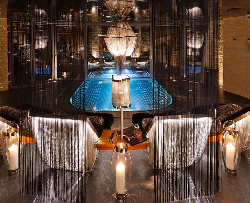 Piscină la parterul unei case de lux cu un interior în stil hollywoodian Piscină interioară-luxoasă-piscină interioară-idee-construire-modernă