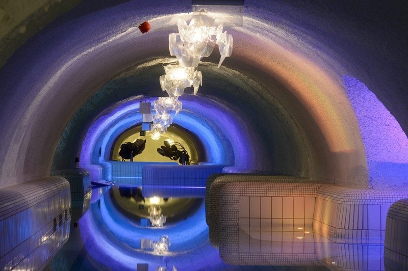 Piscină interioară cu candelabre din cristal și plăci de mozaic Piscină interioară-grotă-idei-de-design-frumos-lux