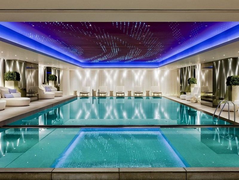 Piscină interioară cu iluminare LED albastră și șezlonguri Piscină interioară-construcție-aer condiționat de lux-piscină interioară-iluminat cu LED-uri