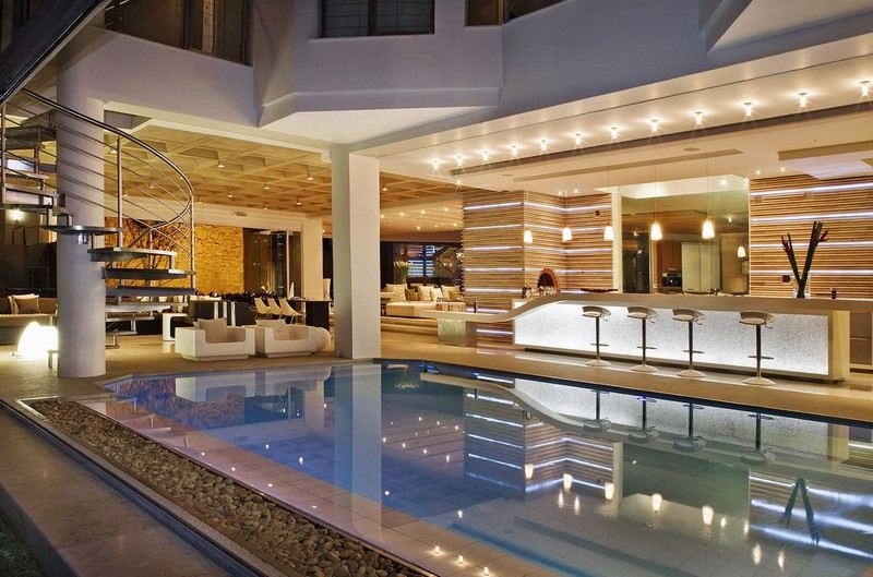 Casă unifamilială modernă, cu piscină interioară Piscină interioară-cameră de zi-fațadă de sticlă-arhitectură deschisă-bucătărie