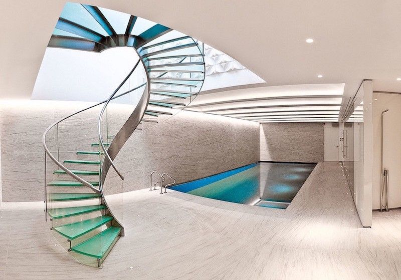 Scara în spirală din sticlă duce la piscina interioară cu plăci de marmură Piscină interioară scară în spirală-acoperiș din sticlă terasă-subsol
