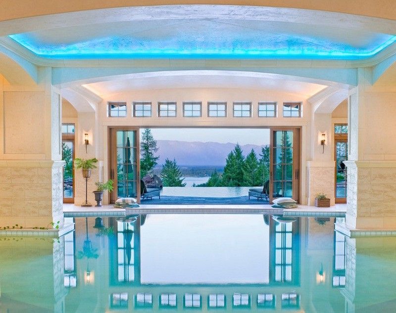 Piscină interioară cu vedere minunată la lacul adiacent Piscină interioară-casă-munți-sticlă-uși-idei-tavan-design