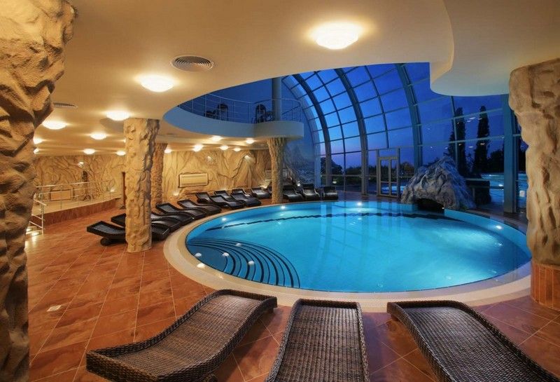 Piscină interioară cu formă rotundă și luminator Piscină interioară-casă-rotundă-fațadă-de-sticlă-grotă-frumoasă-vedere