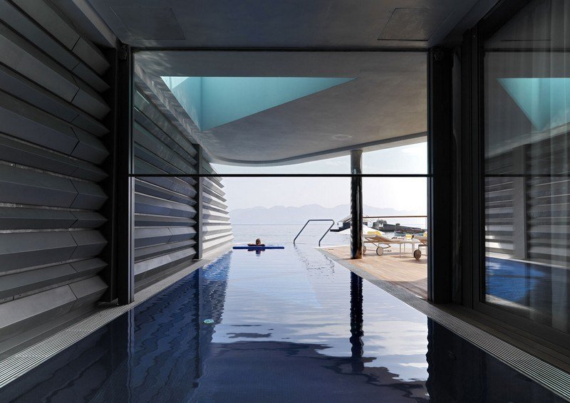 Piscină interioară cu fațadă de sticlă și vedere la terasa alăturată Piscină interioară-fațadă modernă din sticlă-design-metalic