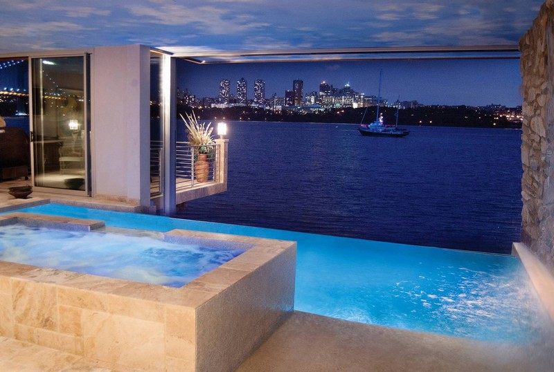 Piscină interioară cu jacuzzi și terasă alăturată Piscină interioară-cu-o-vedere-casă-cadă cu hidromasaj