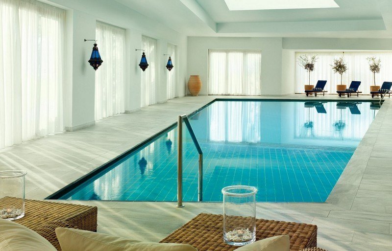 Proiectați piscina interioară în stil mediteranean - cu șezlonguri și mobilier din ratan Piscina interioară felinar-mobilier din ratan-faianță-luminator