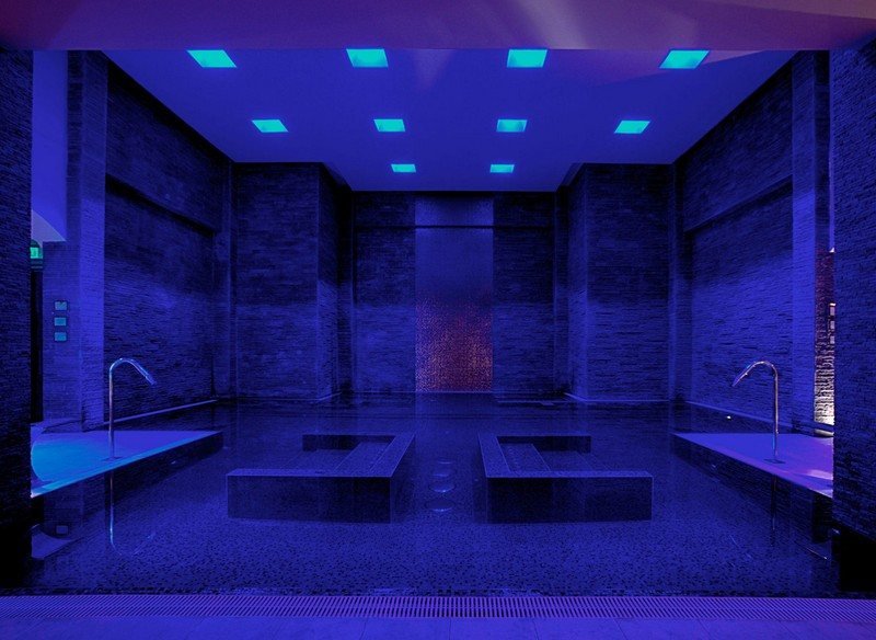 Piscină interioară de lux cu iluminare LED albastră și plăci de mozaic Piscină interioară-LED-albastru-iluminat-plăci de mozaic-caracteristici de apă