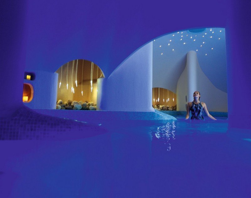 Piscina cu spoturi cu LED-uri ca iluminat și mozaic pe podea Piscină interioară-grotă-clădire-idei-plăci de mozaic cu iluminare cu LED-uri