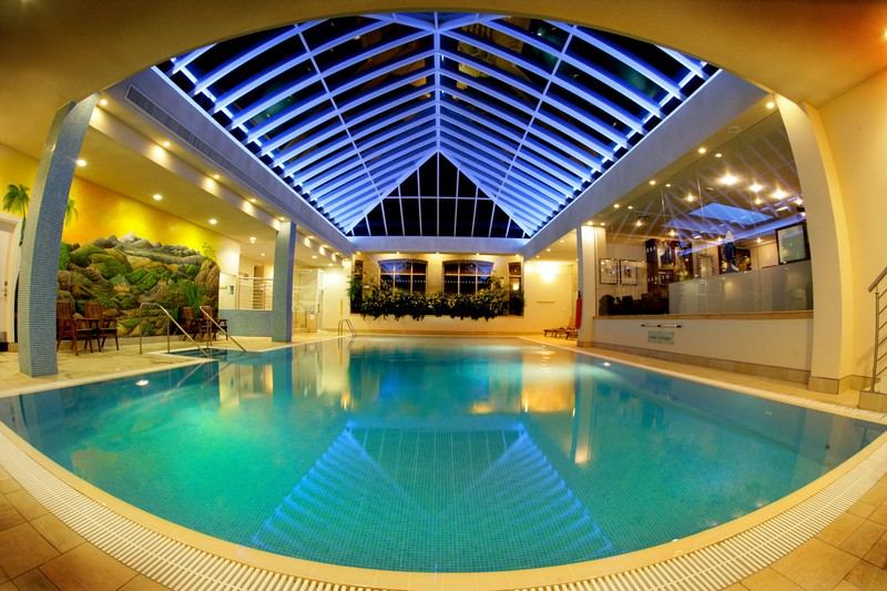 Piscină interioară de lux cu luminator și pictură pe pereți Piscină interioară-acoperiș de sticlă-grotă-design-pictură modernă-cu pereți de piatră naturală