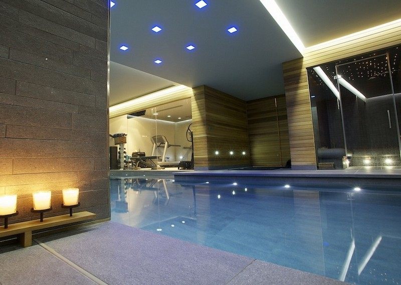 Piscină cu gresie din piatră naturală și zonă de fitness din apropiere Piscină interioară-gresie-pardoseală-casă privată-aspect de lemn-panouri de perete-fitness