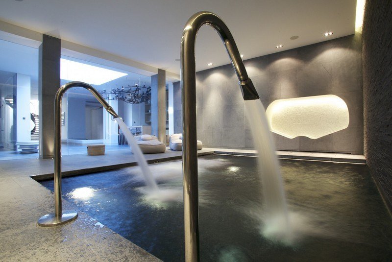 Piscină mică cu zonă de wellness și conexiune directă cu camera de zi Piscină interioară-iluminat-living-sticlă perete-vedere