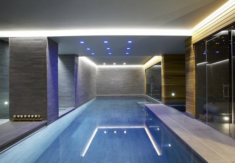 Piscină interioară cu pereți cu plăci de granit și uși de sticlă Piscină interioară-iluminat-modern-construiți-gresie-piatră naturală