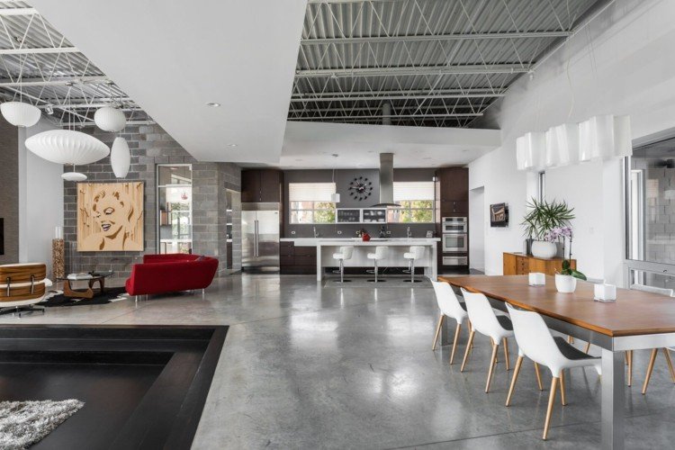 zonă de living deschisă podea din beton zonă de living zonă de luat masa mansardă caracter