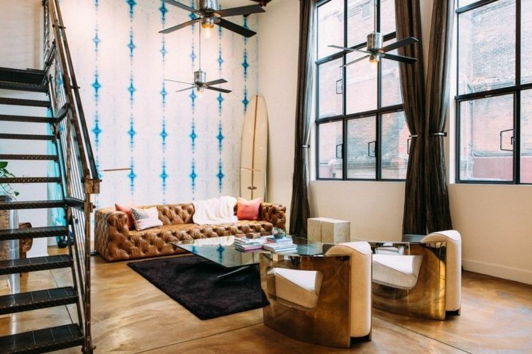 living scari canapea piele scaun piele metal aur cadru fereastra mansarda design industrial