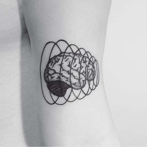 Tatuagem de cérebro em tinta preta no braço para homens