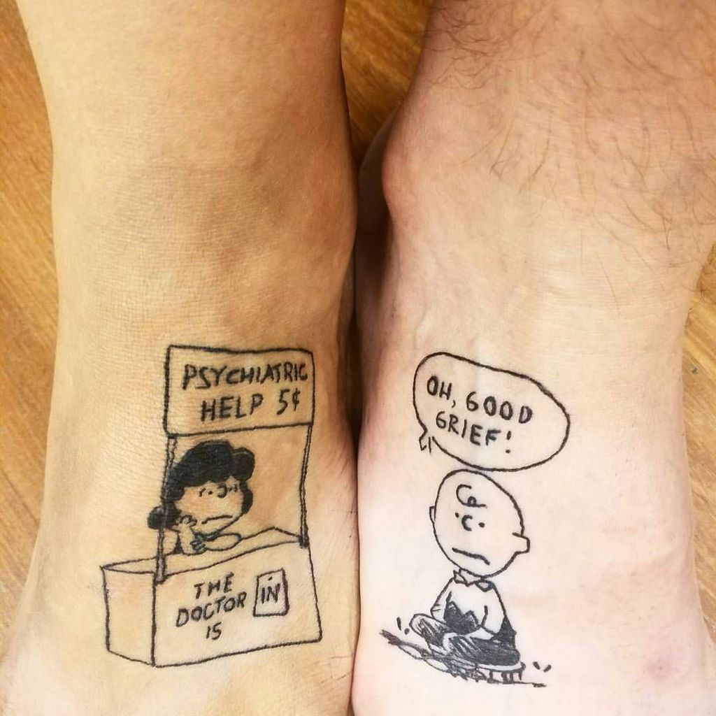 Crna i podebljana Charlie Brown tetovaža na nozi za muškarce