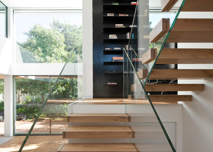 interior-scara-design-modern-cantilever-stair-wood-glass glass gela% cc% 88nder-licht